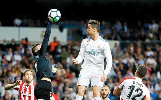 Ronaldo bật cao gần bằng thủ thành Kepa Arrizabalaga cộng sải tay. Ảnh: Getty Images