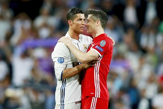 Ronaldo sẽ “chặn” đường về Bernabeu của Lewandowski ảnh 1