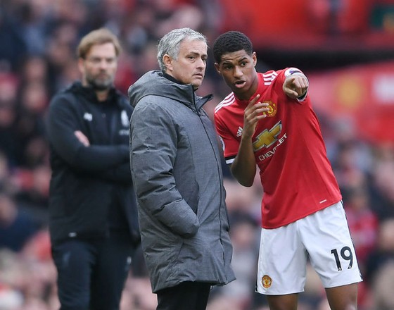 HLV Jose Mourinho vẫn kiên nhẫn mong chờ sự phát triển của các cầu thủ trẻ. Ảnh: Getty Images