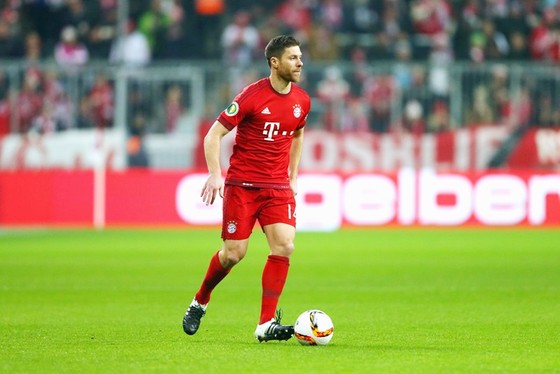 Dù thi đấu cho Bayern, nhưng Alonso lúc nào cũng được CĐV Real yêu quý. Ảnh: Getty Images