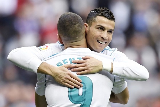 Benzema liệu có được chọn đá cặp với Ronaldo trên hàng công. Ảnh: Getty Images