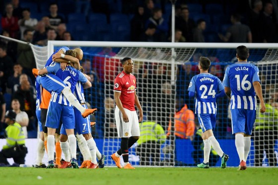 Anthony Martial (Man.United) thất vọng giữa niềm vui chiến thắng của Brighton. Ảnh: Getty Images  
