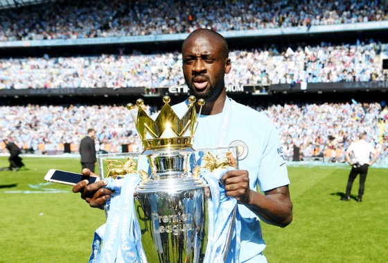Yaya Toure chia tay Man.City với danh hiệu Premier League thứ 3. Ảnh: Getty Images  