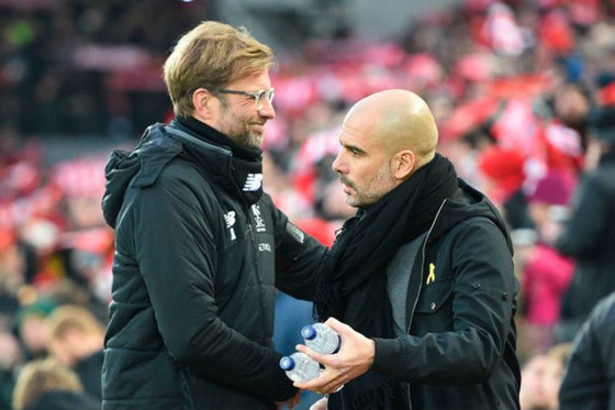 Jurgen Klopp (trái) đang dần hoàn tiện Liverpool là lý do khiến HLV Pep Guardiola lo lắng. Ảnh: Getty Images  