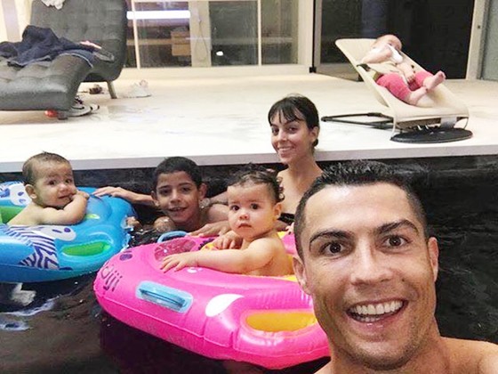 Ronaldo tổ chức sinh nhật cho hai con. Ảnh Facebook nhân vật.