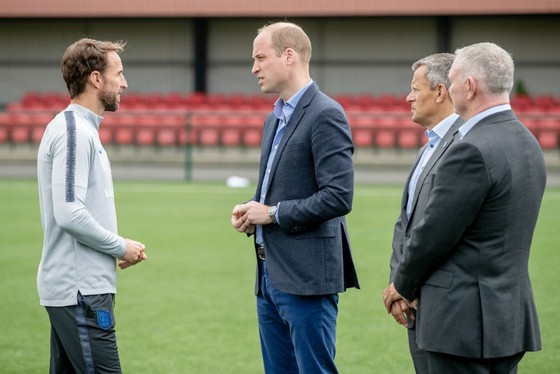 HLV Gareth Southgate (trái) và các học trò chào đón chuyến thăm của Hoàng tử William. Ảnh: Getty Images  