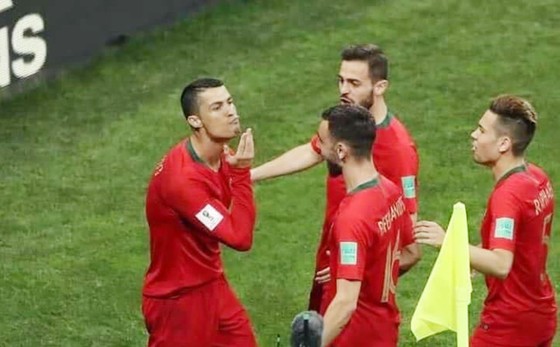 Ronaldo có hành động ăn mừng thú vị. Ảnh Getty Images
