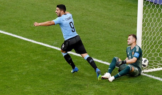 Uruguay - Nga 3-0: Chủ nhà ngã sấp mặt, Uruguay chiếm ngôi đầu ảnh 1