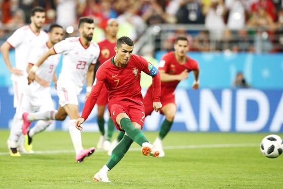 Iran - Bồ Đào Nha 1-1: Ronaldo hỏng penalty, Bồ Đào Nha bị cầm chân ảnh 1