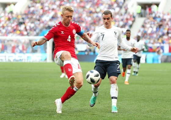 Đan Mạch (trái) và Pháp đã chơi một trận cầu hòa hoãn nhạt nhòa. Ảnh: Getty Images  
