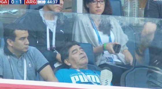 Maradona bị tung tin đồn thất thiệt. Ảnh cắt từ clip.