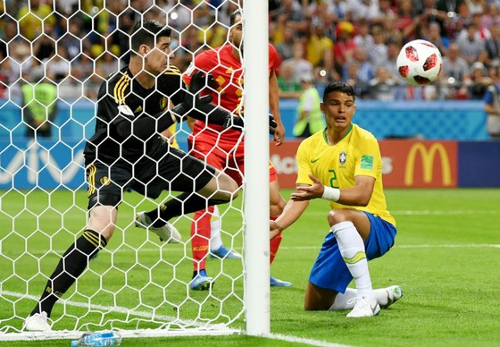 Thiago Silva (Brazil) tiếc rẻ nhìn đường bóng dội cột trong những phút đầu trận. Ảnh: GETTY IMAGES 
