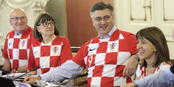 Chính trị gia Croatia mặc áo đội tuyển đi làm ảnh 1