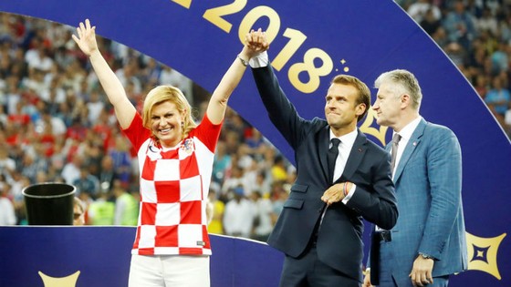 Tổng thống Kolinda Grabar Kitarovic trong chiếc áo ca rô trắng đỏ khá quen thuộc ở các trận đấu của Croatia ở World Cup 2018. Ảnh: Reuters