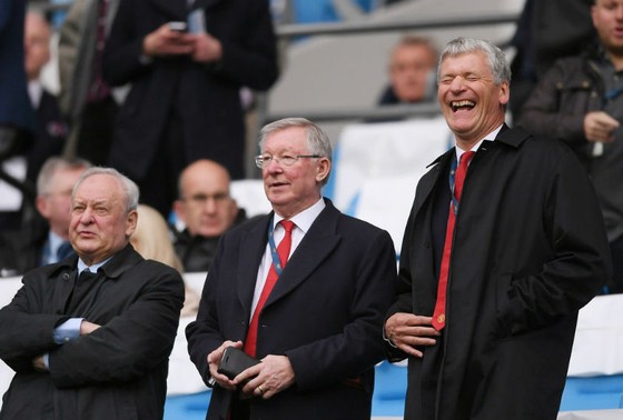 Sir Alex Ferguson (giữa) sẵn sàng trở lại khán đài Old Trafford để cổ vũ đội bóng cũ. Ảnh: Getty Images  