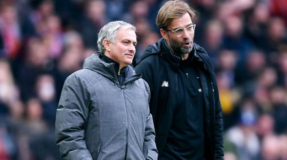 HLV Jurgen Klopp (phải) và Jose Mourinho dự báo sẽ có mùa giải căng thẳng. Ảnh: Getty Images  