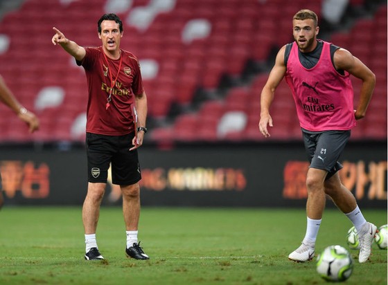 HLV Unai Emery (trái) hài lòng về chất lượng đội hình của Arsenal. Ảnh: Getty Images