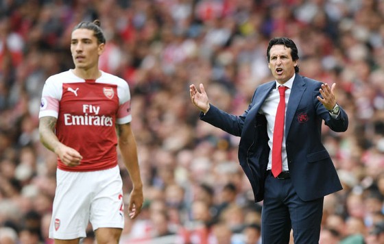 Thất bại ở ngày ra mắt chỉ là khởi đầu những khó khăn của HLV Unai Emery tại Arsenal. Ảnh: Getty Images