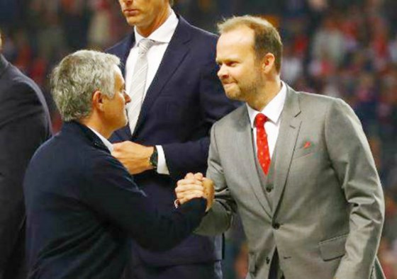 Ed Woodward (phải) và Jose Mourinho tiếp tục quãng thời gian không mặn nồng. Ảnh: Getty Images