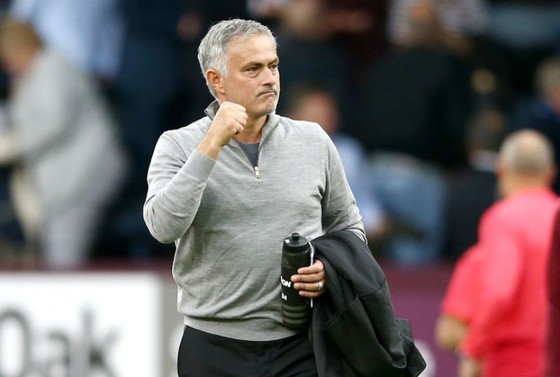 HLV Jose Mourinho tìm lại dáng vẻ tự tin sau chiến thắng giải tỏa ở Burnley. Ảnh: Getty Images