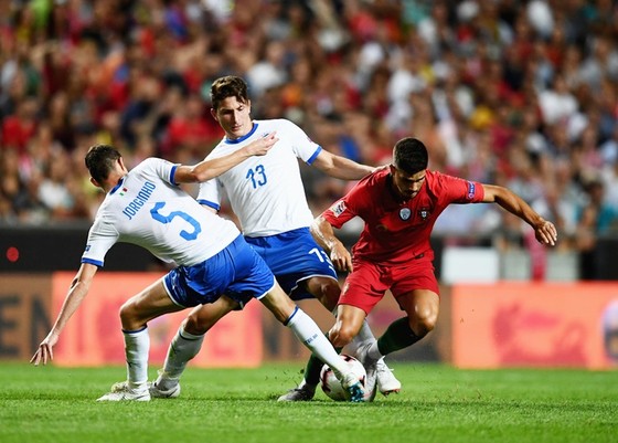 Italia (trắng) đã nhận thất bại trước Bồ Đào Nha. Ảnh Getty Images.