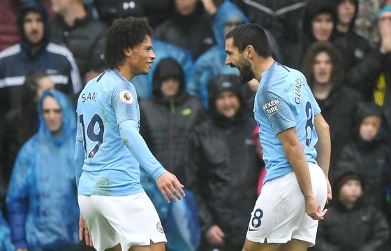 Ilkay Gundogan (phải) mừng bàn thắng góp công vào kết quả ấn tượng tại Cardiff City. Ảnh: Getty Images  