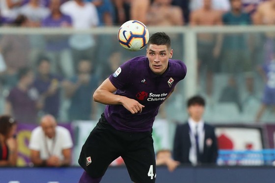 Nikola Milenkovic lọt vào tầm ngắm của Mourinho khi chơi xuất sắc trong màu áo Fiorentina. Ảnh: Getty Images    