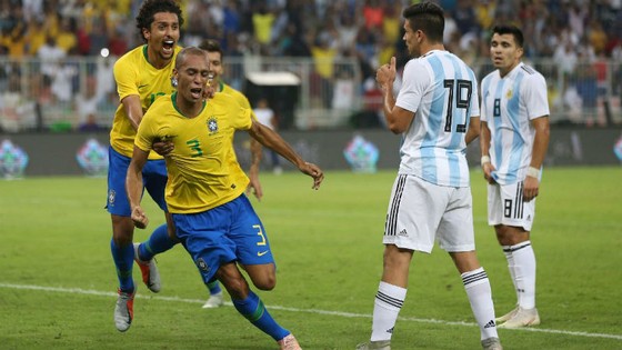 Trung vệ Miranda mừng bàn thắng duy nhất cho Brazil. Ảnh: Getty Images    