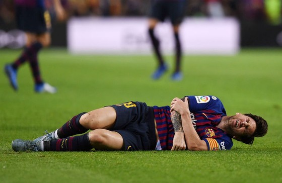 Lionel Messi rất đau đớn sau chấn thương. Ảnh: Getty Images    