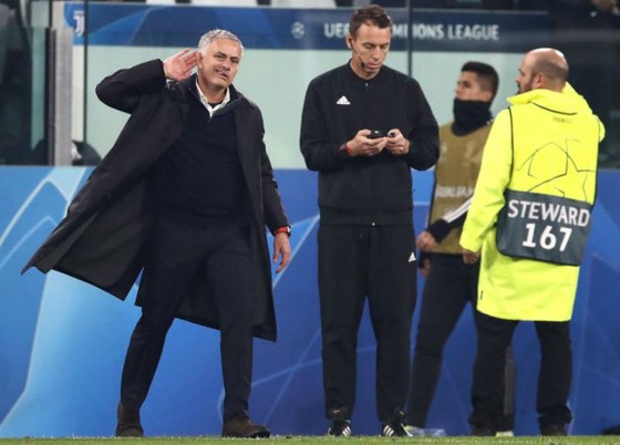 Phản ứng gây tranh cãi của HLV Jose Mourinho sau trận đấu. Ảnh: The Sun  