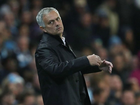 Biểu hiện bất lực của HLV Jose Mourinho ở trận derby Manchester. Ảnh: Getty Images  