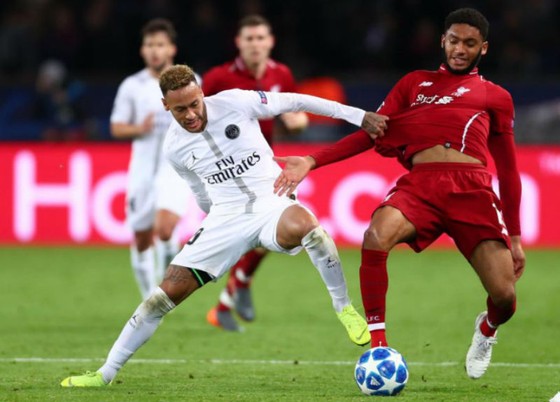 Liverpool (phải) đã không thể ngăn cản Neymar và Paris SG. Ảnh: Getty Images  