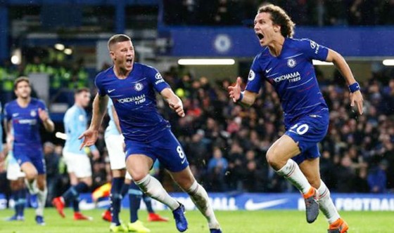 David Luiz mừng bàn quyết định mang về chiến thắng cho Chelsea. Ảnh: Reuters