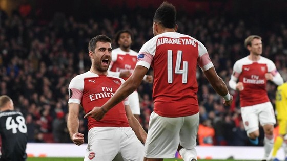 Các ngôi sao Arsenal ăn mừng màn ngược dòng. Ảnh: Getty Images   
