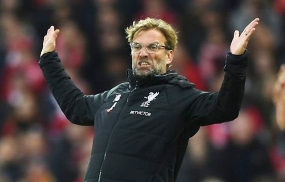 HLV Jurgen Klopp bất lực chứng kiến Liverpool bị Everton cầm hòa. Ảnh: Getty Images    
