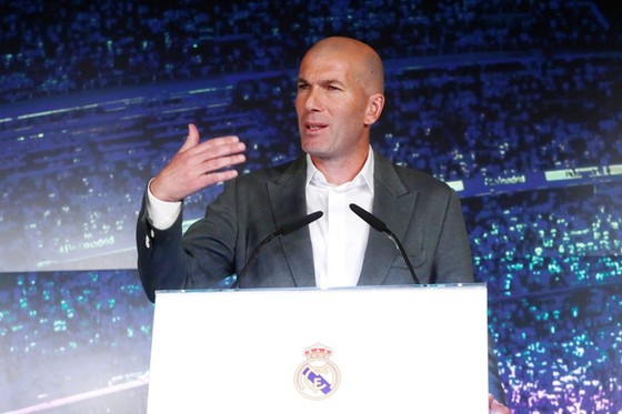 Zinedine Zidane lần thứ 2 nhận nhiệm vụ “chữa cháy” ở sân Bernabeu. Ảnh: The Sun    