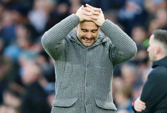 HLV Pep Guardiola chắc chắn đang đau đầu với những tình huống mà đội bóng của ông phải đối mặt. Ảnh: Getty Images    