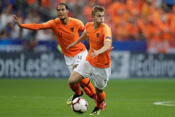 Virgil van Dijk và Matthijs de Ligt (phải) trong một tình huống phối hợp ở đội tuyển. Ảnh: Getty Images    