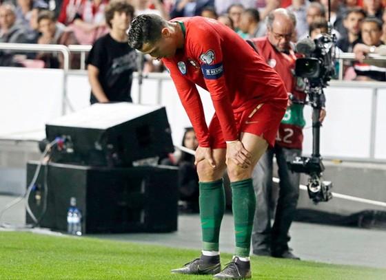Dù cố gắng trở lại sân, nhưng Cristiano Ronaldo đã không thể tiếp tục thi đấu. Ảnh: Getty Images    