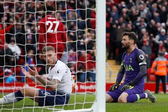 Tottenham sa sút không chỉ vì những sai lầm đơn lẻ như tại Liverpool mới đây. Ảnh: Getty Images    
