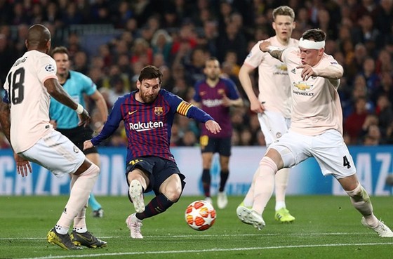 Lionel Messi tung cú sút ghi bàn thứ 2 trong trận đấu. Ảnh: Getty Images      