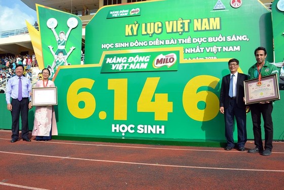 Màn thể dục đồng diễn của học sinh Vĩnh Long đạt kỉ lục Guinness Việt Nam về số lượng tham dự ảnh 1