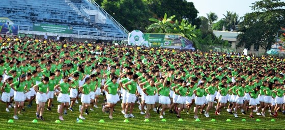 Màn thể dục đồng diễn của học sinh Vĩnh Long đạt kỉ lục Guinness Việt Nam về số lượng tham dự ảnh 3