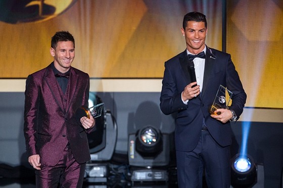 Ronaldo đi… săn siêu xe, Messi “săn” Quả bóng vàng ảnh 1