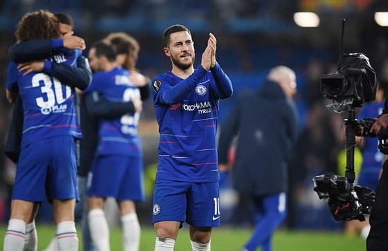Eden Hazard chào người hâm mộ Chelsea sau trận bán kết lượt về Europa League. Ảnh: Getty Images