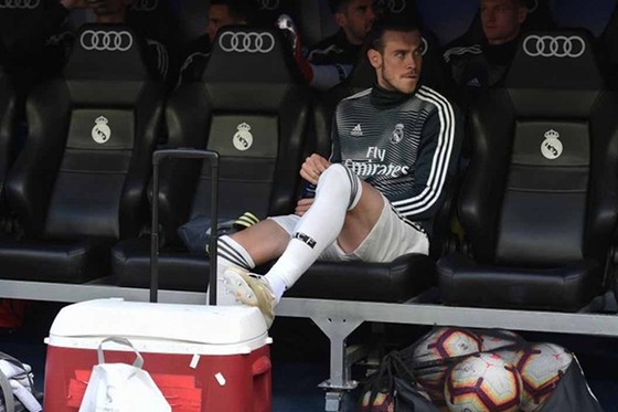 Gareth Bale cô đơn trên băng ghế dự bị. Ảnh: Getty Images