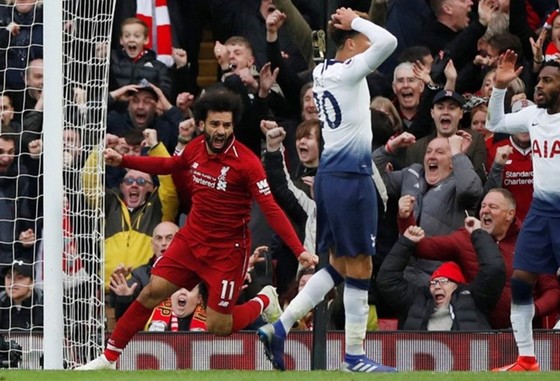 Mohamed Salah mừng bàn thắng trước Tottenham ở mùa này, nhưng HLV Jurgen Klopp cảnh bảo sắp tới là khó khăn mới. Ảnh: Getty Images