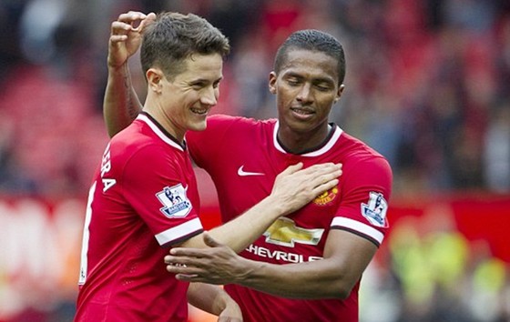Ander Herrera và Antonio Valencia là 2 cái tên quan trọng đầu tiên chính thức rời Man.United. Ảnh: Getty Images