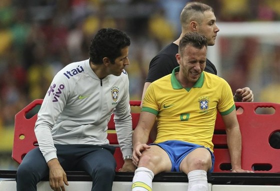 Arthur Melo đau đớn rời sân và đối mặt nguy cơ không thể dự giải. Ảnh: Getty Images