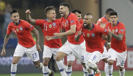 Chile ăn mừng sau loạt sút luân lưu thành công. Ảnh: AFP